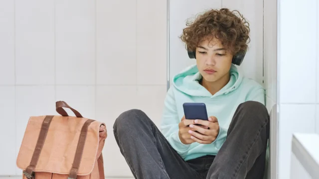 sings of cyberbulling on a teenager. Teenager therapy at REACH behavioral health